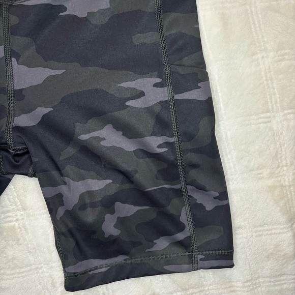 Athleta Ultimate Stash Pocket Camo 7” Short Size Small Black Gray Preowned - Picture 3 of 10